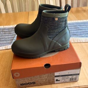 Forest green waterproof Bogs